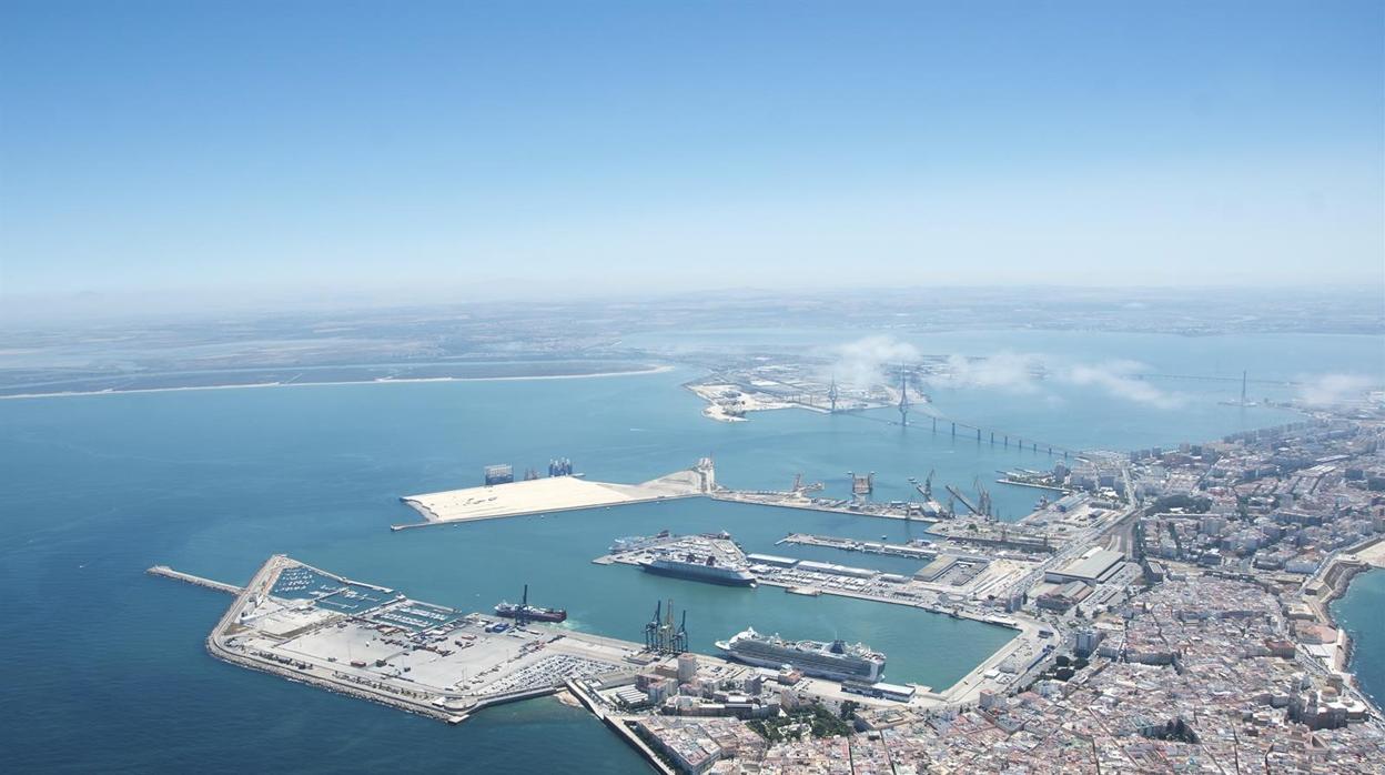 Imagen aérea del Puerto de Cádiz.