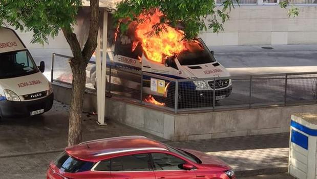 Arde completamente una ambulancia a las puertas del Hospital de Utrera