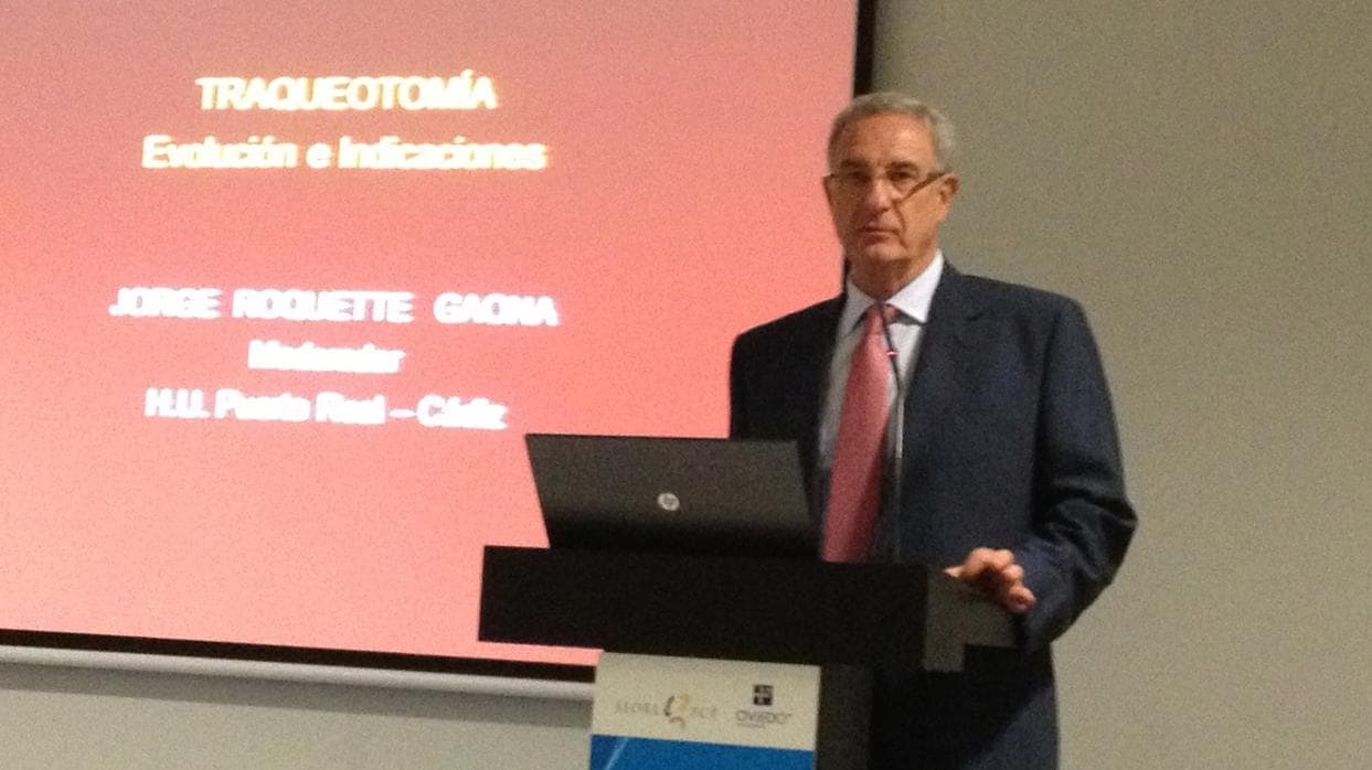 Jorge Roquette Gaona modera una conferencia.