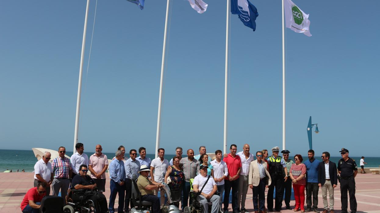 Comerciantes, hosteleros y representantes municipales tras el izado.