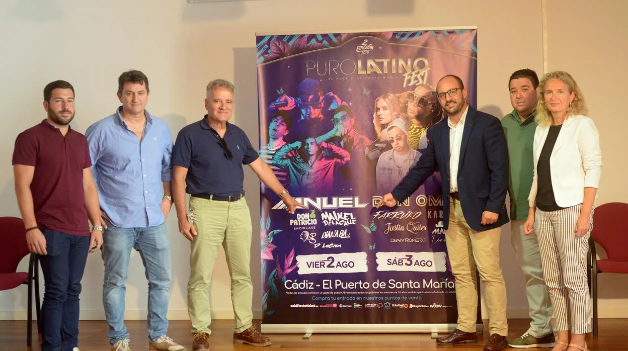 El alcalde de El Puerto, Germán Beardo y los promotores de Puro Latino Fest, Pascual Llopis han presentado este jueves el cartel del evento.