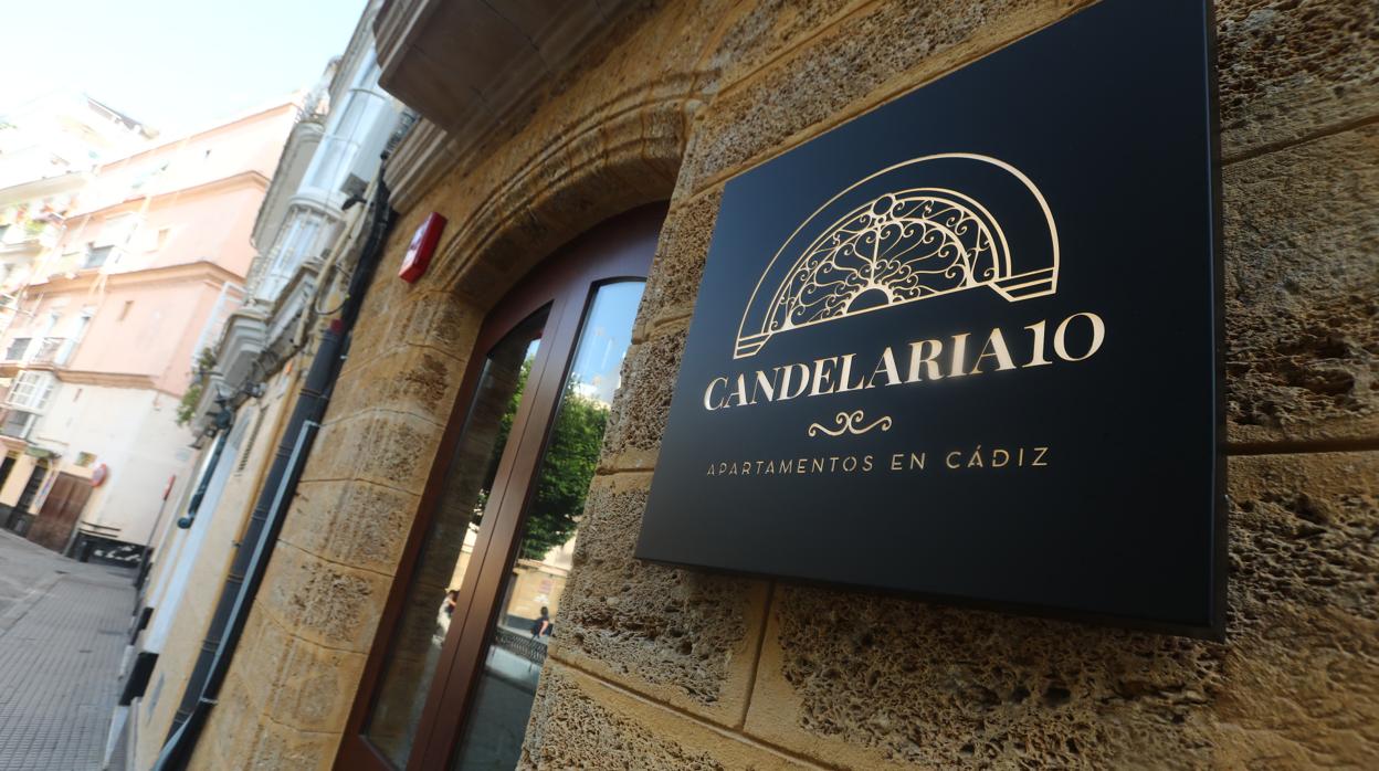 Candelaria 10 está situado en plena plaza del mismo nombre y cuenta con cinco apartamentos turísticos.