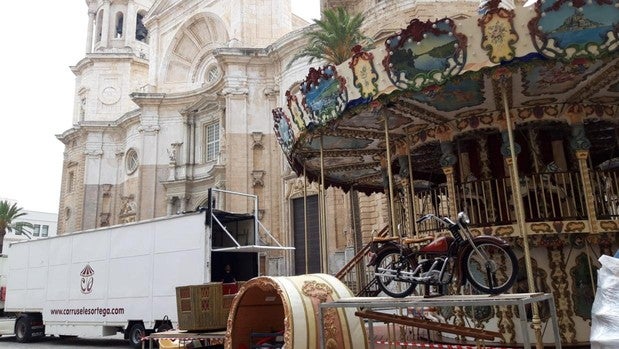 El Ayuntamiento de Cádiz instala un tiovivo en la Plaza de la Catedral pese al rechazo vecinal