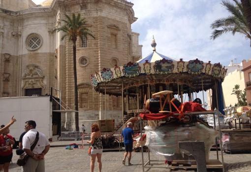 El Ayuntamiento de Cádiz instala un tiovivo en la Plaza de la Catedral pese al rechazo vecinal