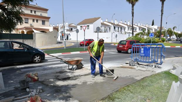 El Ayuntamiento de Tomares pone en marcha 140 actuaciones para suprimir barreras arquitectónicas