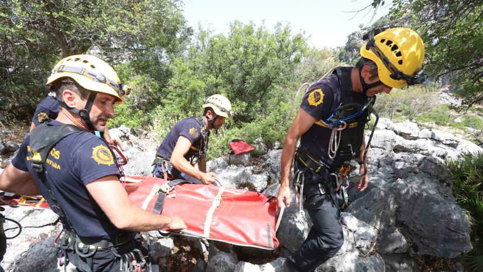 El Grupo de Rescate en Montaña de Bomberos de Cádiz en acción, 20 años desafiando lo imposible