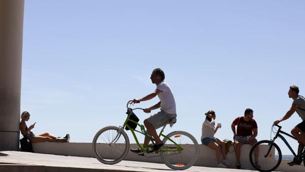 Indignación vecinal en el Paseo Marítimo por los problemas de acceso a los garajes