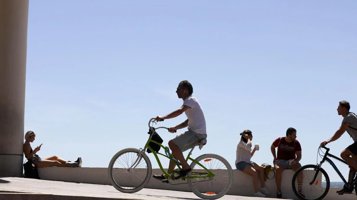 Ciclista por el paseo marítimo de Cádiz