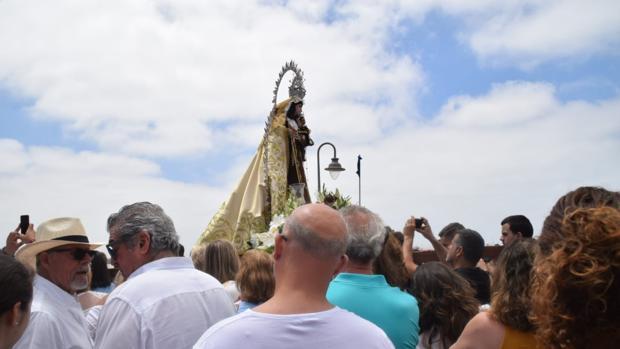 La virgen del Carmen de Gallineras recorre el caño de Sancti Petri hasta la Feria