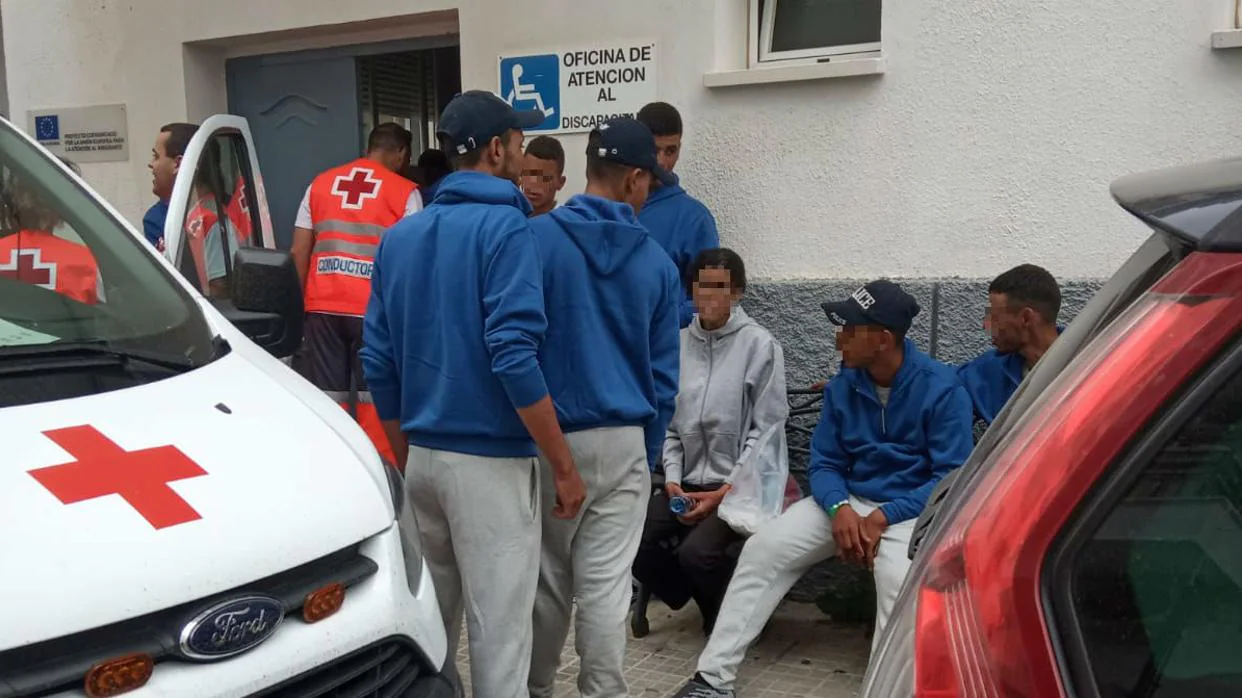 Inmigrantes llegados a la Barrosa siendo atendidos.