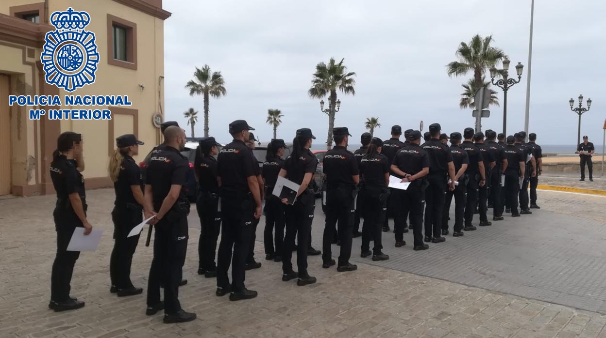 Los nuevos policías incorporados, este martes en Cádiz.