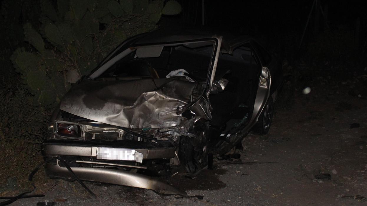 Un herido grave en un accidente de tráfico tras chocar frontalmente dos vehículos en la Carretera del Monte en Los Palacios y Villafranca