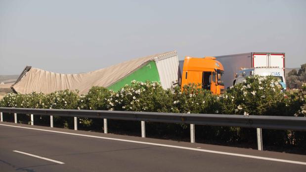 Dos heridos en un accidente entre un coche y dos camiones en la A-92 a su paso por La Puebla de Cazalla