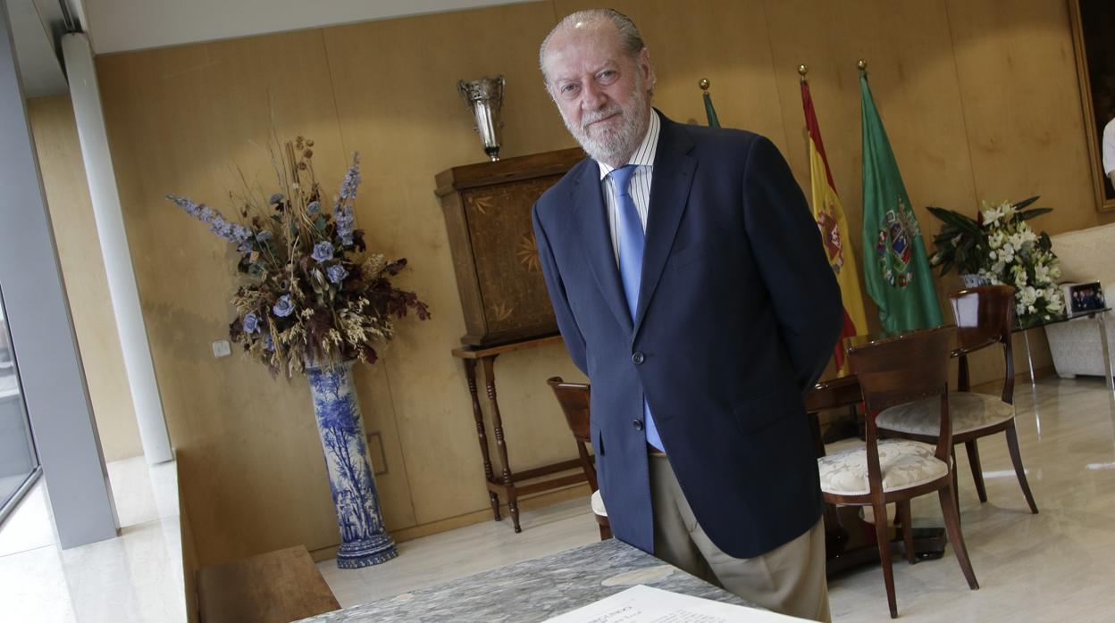 El presidente de la Diputación de Sevilla, Fernando Rodríguez Villalobos, en su despacho