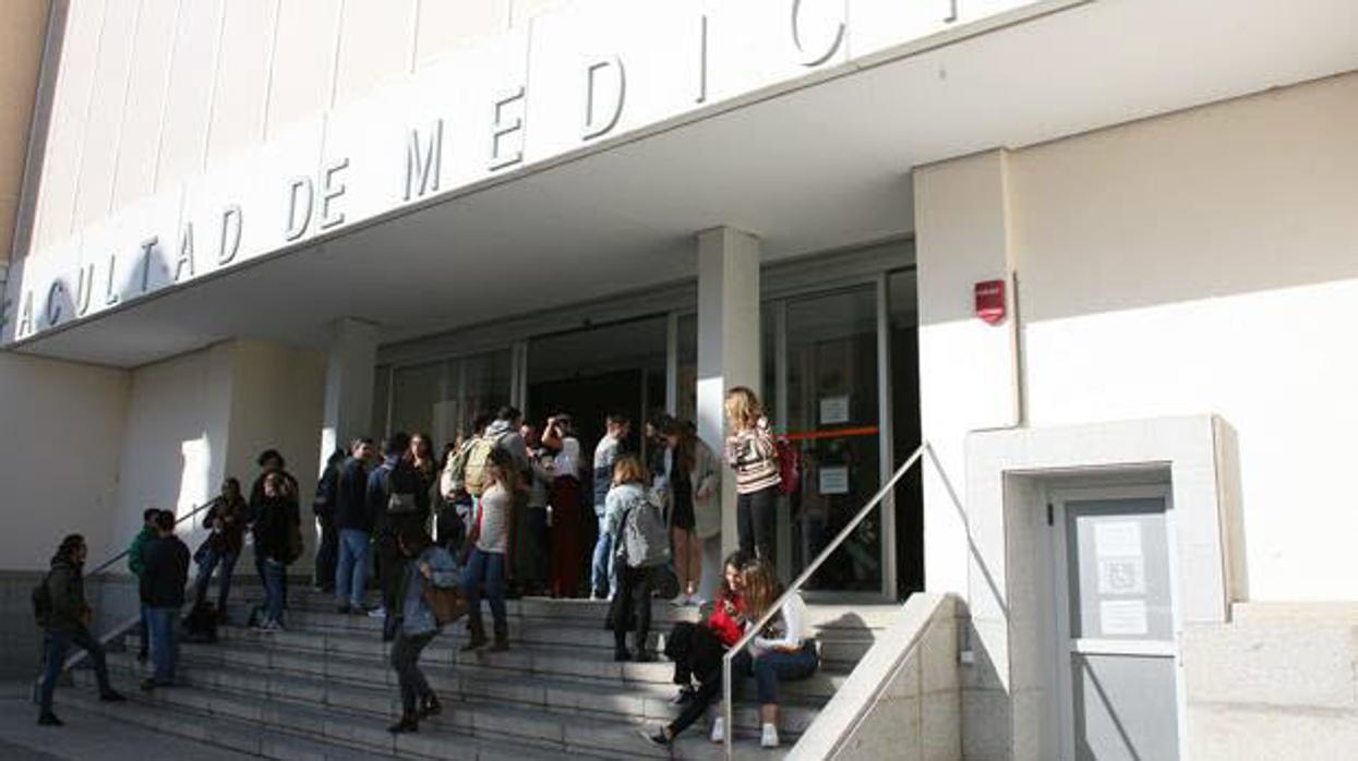Entrada de la facultad de Medicina de Cádiz