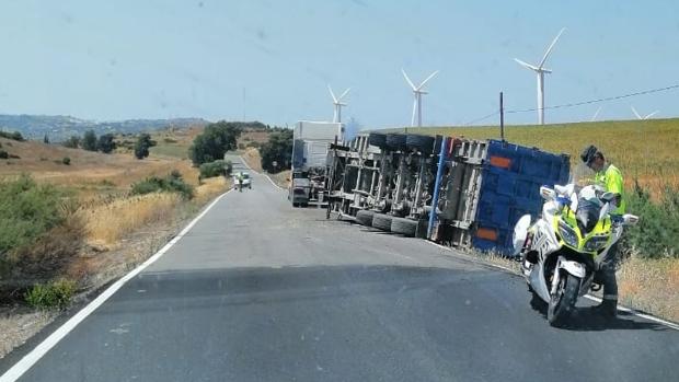 Un camión da el susto en la peligrosa carretera Medina-Paterna: «¿Qué les hace falta para actuar? ¿Que haya más accidentes?»