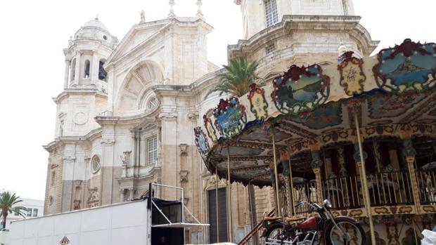 El Ayuntamiento de Cádiz instaló el tiovivo de la Plaza de la Catedral sin los permisos necesarios