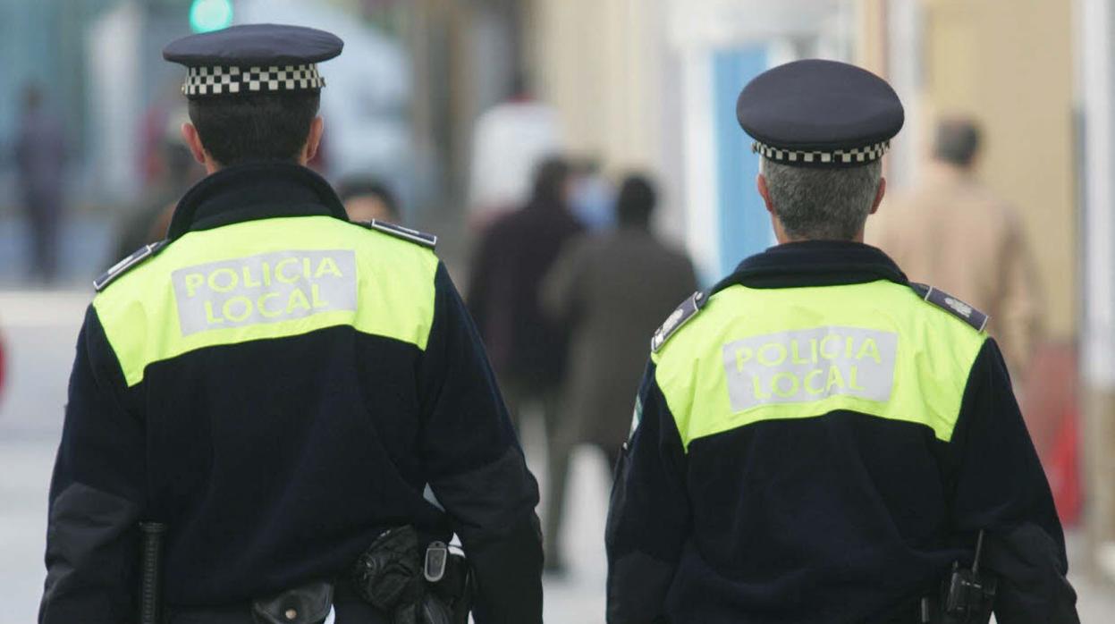 Dos agentes de la Policía Local patrullan por las calles del centro.