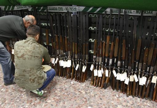Armas en exposición durante una subasta en la Comandancia de Sevilla