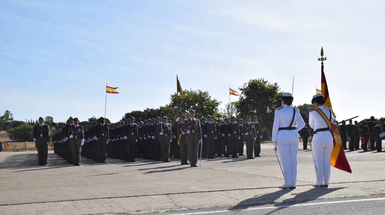 Los soldados antes de jurar la bandera.