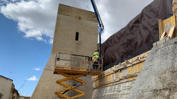 La restauración de la muralla del Castillo de Utrera dibuja una nueva imagen de este histórico monumento