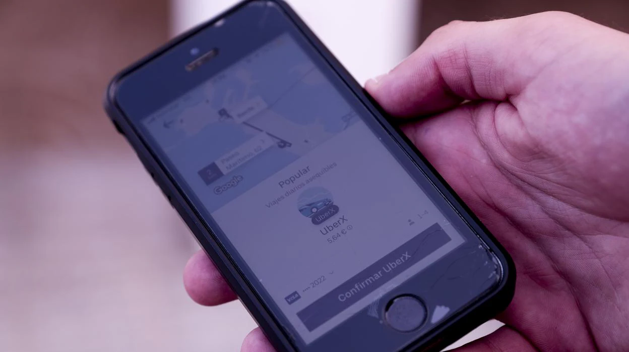 Un usuario intenta reservar un vehículo con la aplicación de Uber.