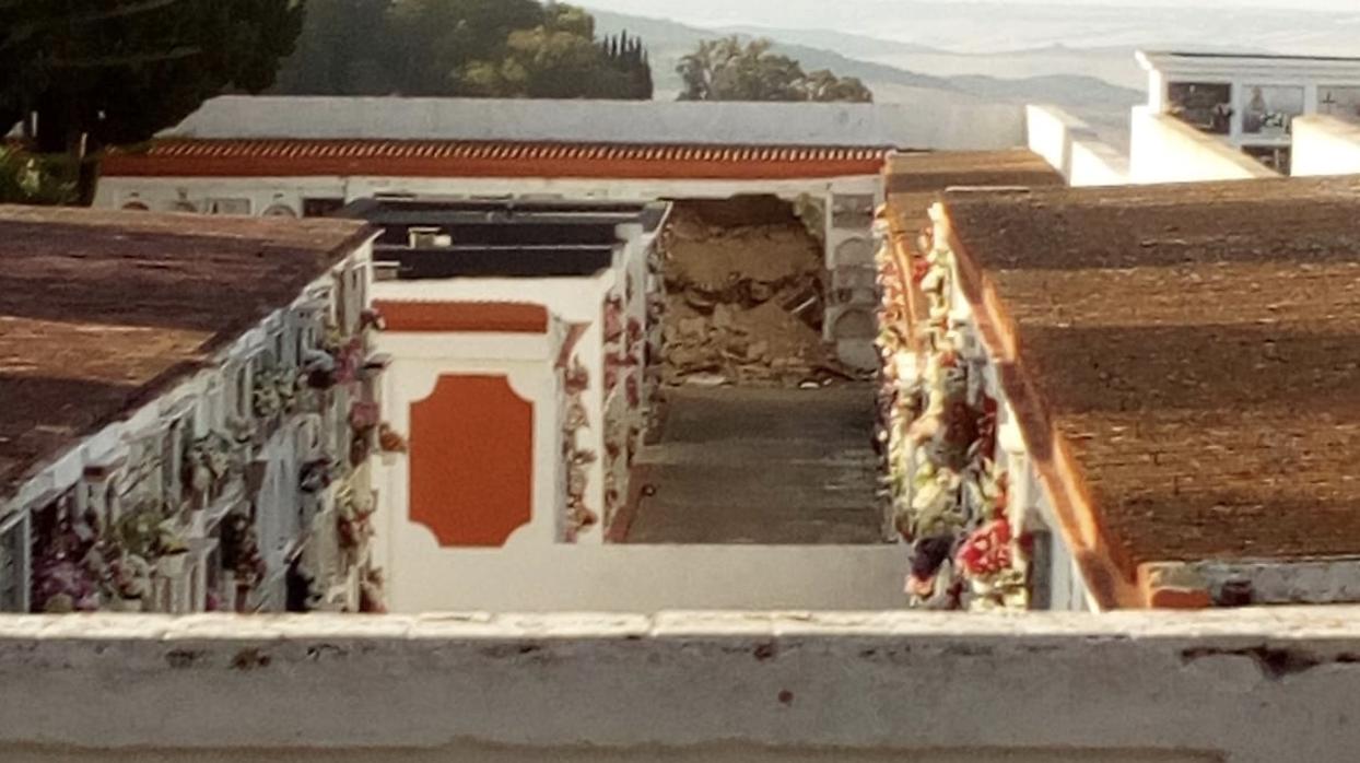 Se derrumban una treintena de nichos en el cementerio minucipal de Medina Sidonia