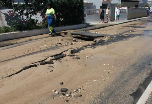 Se rompe la tubería principal de abastecimiento de agua de Rota