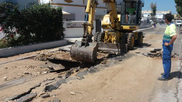 Se rompe la tubería principal de abastecimiento de agua de Rota