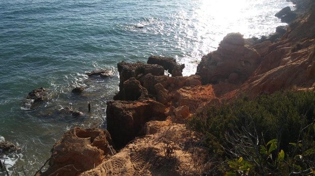 Muere un hombre al saltar desde las piedras al agua en la playa gaditana de La Barrosa