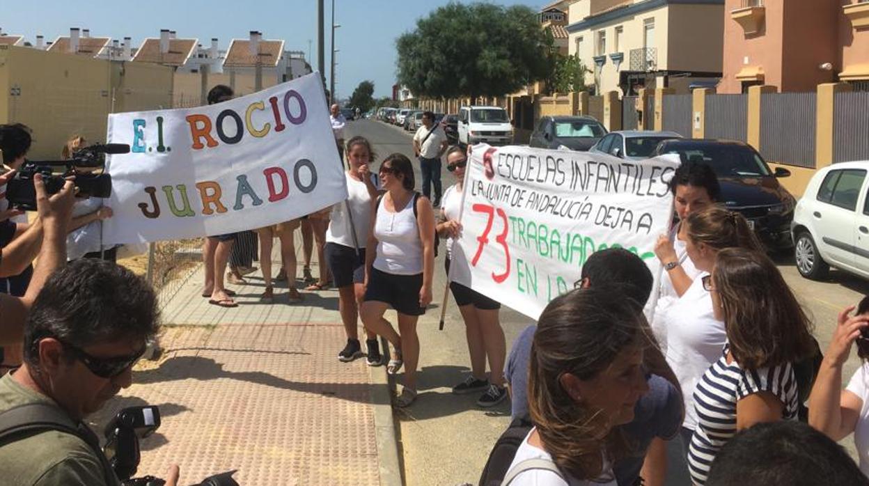 Las trabajadoras se volverán a concentrar el 14 de agosto en la plaza de Abastos de Chipiona. :: LAVOZ