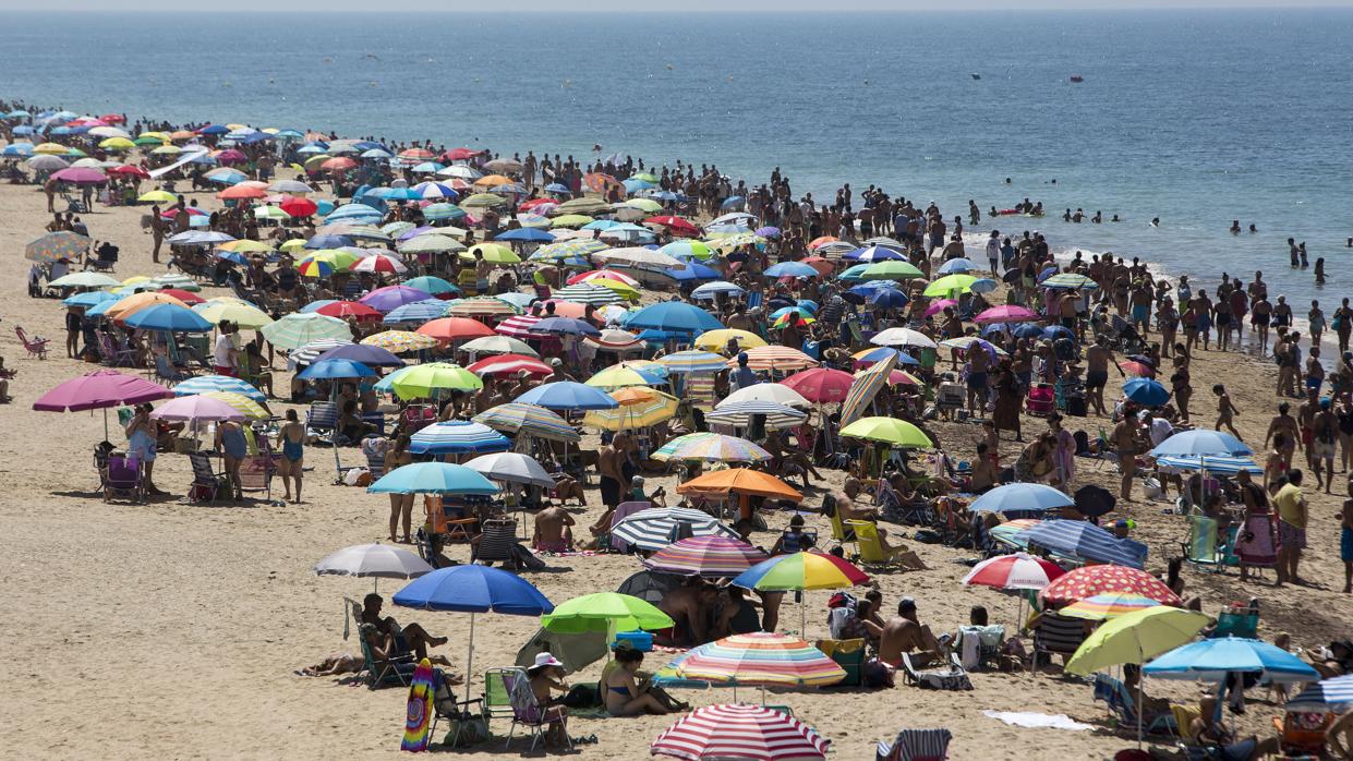 Playa gaditana repleta de bañistas durante un día de verano