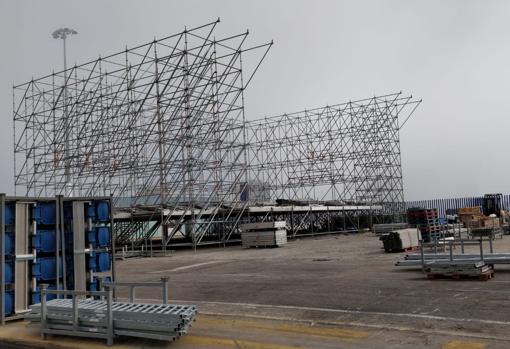 Preparativos del montaje del escenario para el concierto de OT.