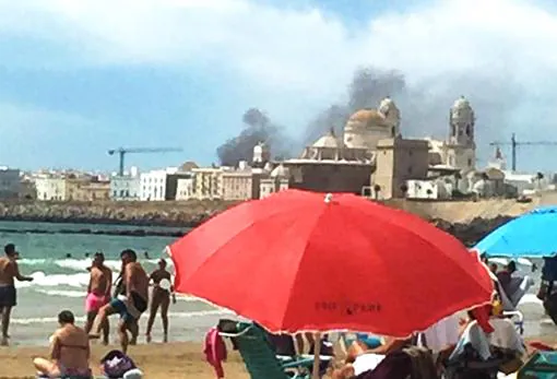 Alarma por un incendio en la plaza de las Viudas de Cádiz
