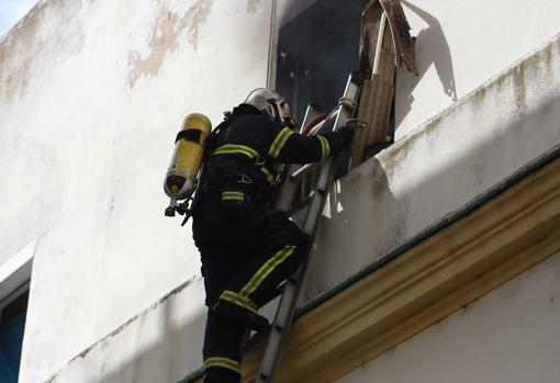 Bomberos sofocando el fuego