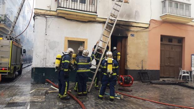 Alarma por un incendio en la plaza de las Viudas de Cádiz