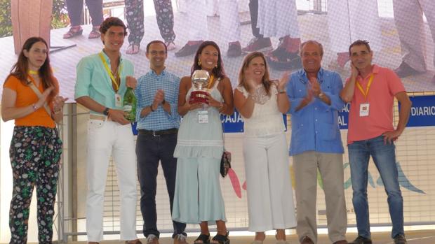 Irene García entrega el Premio Diputación Provincial en las Carreras de Caballos de Sanlúcar