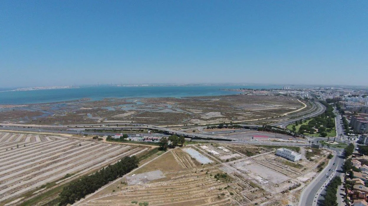 Imagen aérea de los terrenos de Janer a la entrada de San Fernando y pegados a la autovía CA 33 y cuyas obras ya se están tramitando