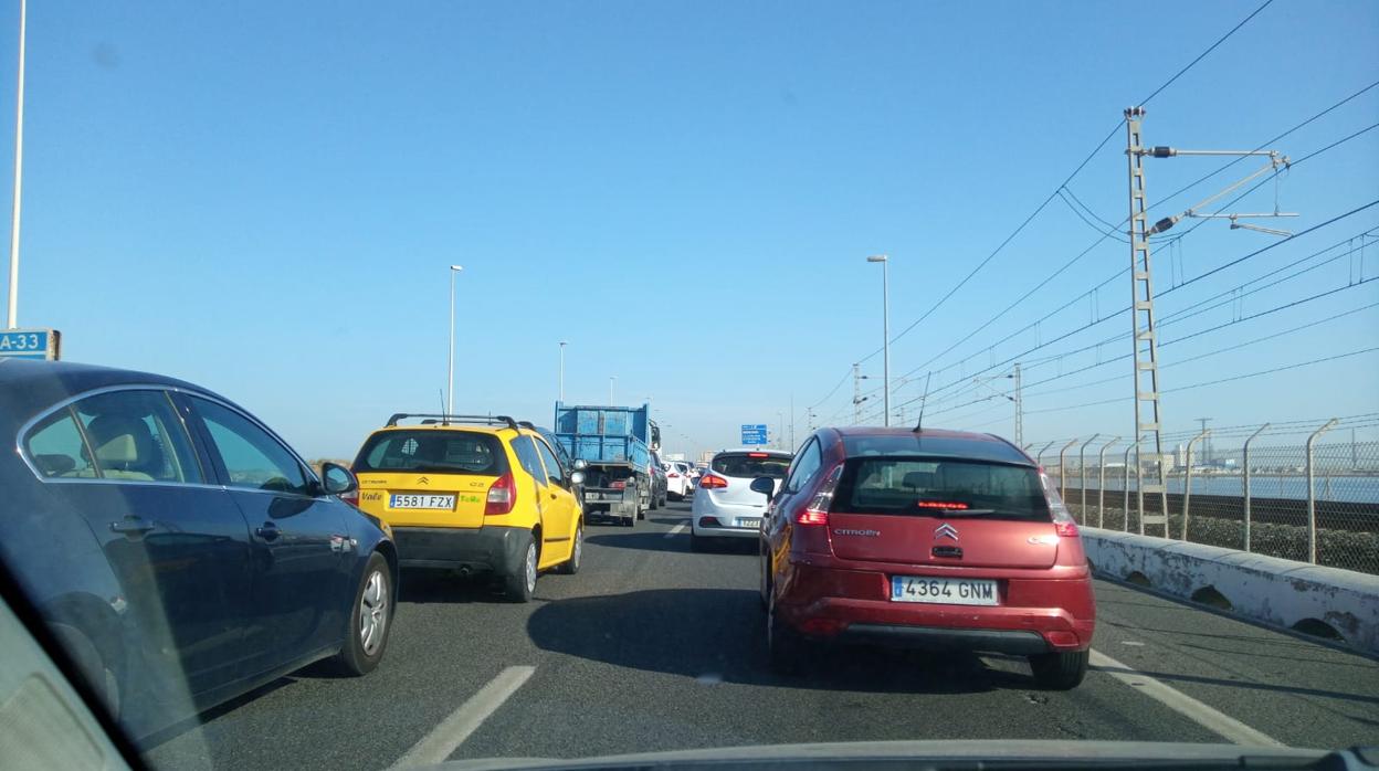 Aparatoso accidente de un turismo a la entrada de Cádiz