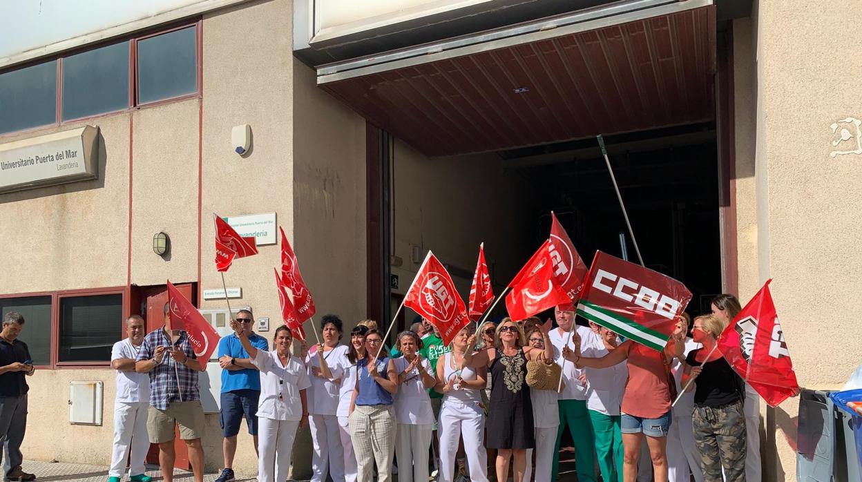 Los trabajadores de la lavandería del SAS en Cádiz, contra el cierre de centros