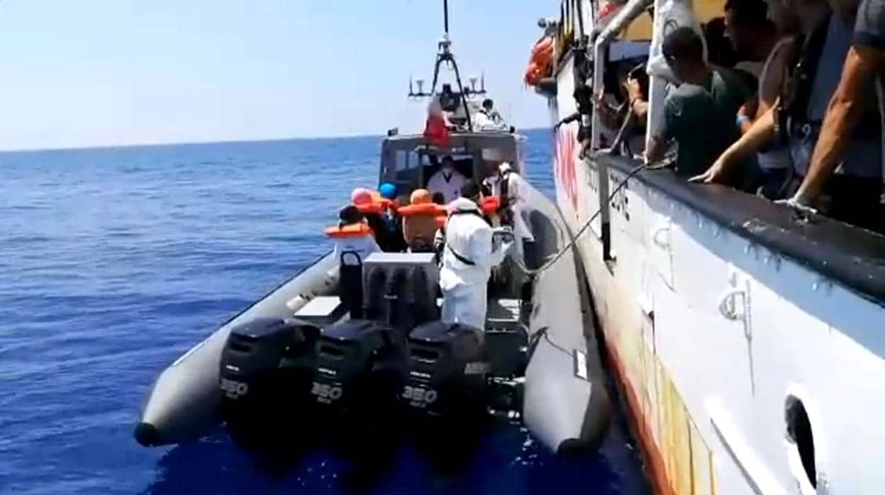 Momento en que varios inmigrantes son evacuados desde el barco de la ONG española Open Arms.