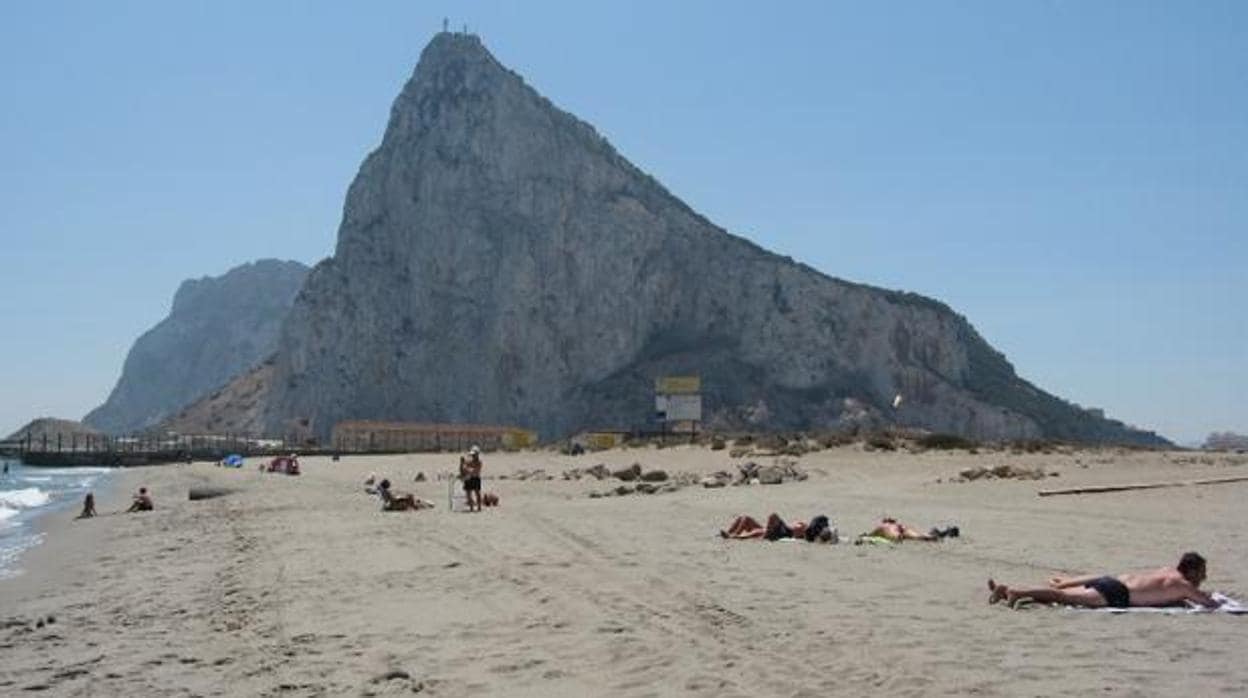 La Línea, segunda ciudad de Cádiz en tener una playa libre de humo