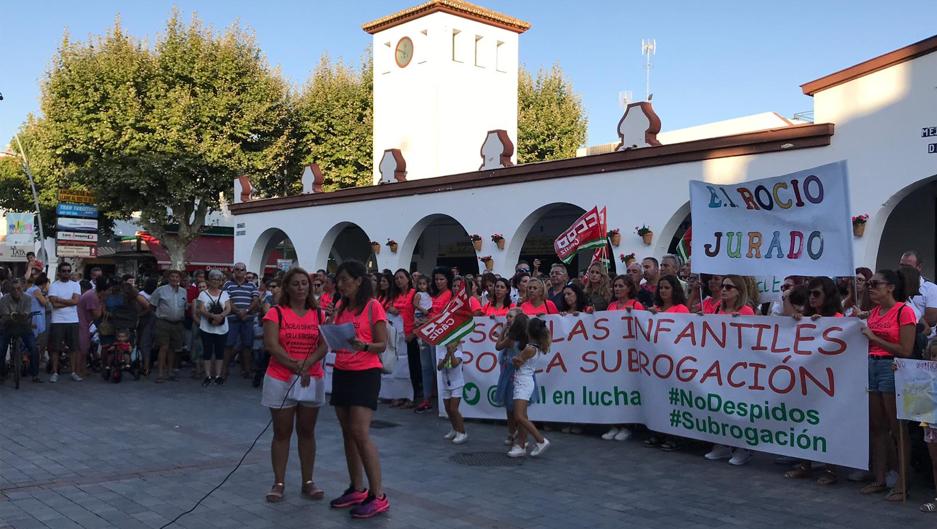 Protesta en Chipiona por la situación de las 73 profesoras despedidas de sus escuelas infantiles