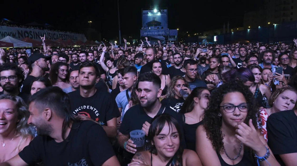 Numeroso público se dio cita en la primera jornada del 'No Sin Música' en el Muelle de Cádiz