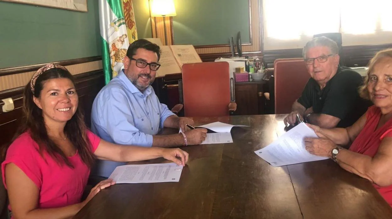 El alcalde de Utrera, José María Villalobos, firmando el convenio con la asociación local Afadu