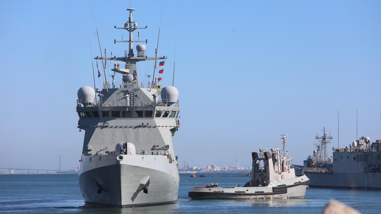 El 'Audaz' (en primer plano) a su salida este martes de la Base Naval de Rota.