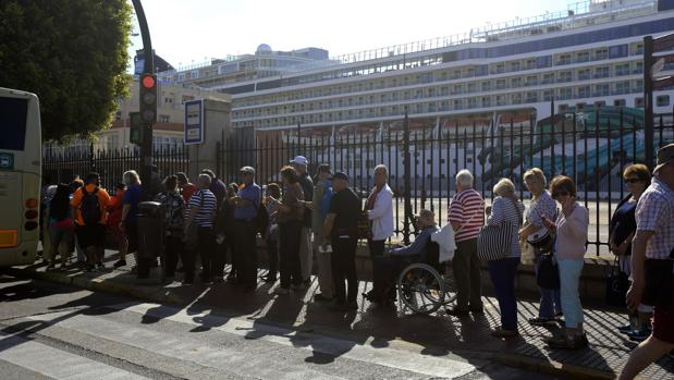 Un proyecto para hacer la llegada de los cruceros a Cádiz menos contaminante