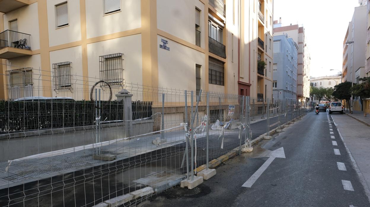 El carril bici en la calle Granja de Sal Ildefonso ha generado críticas de vecinos y comerciantes.