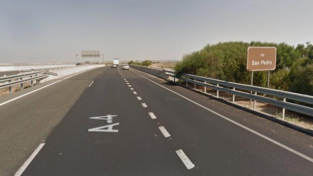 Cinco heridos, tres de ellos menores, tras estrellar su coche contra el puente del río San Pedro