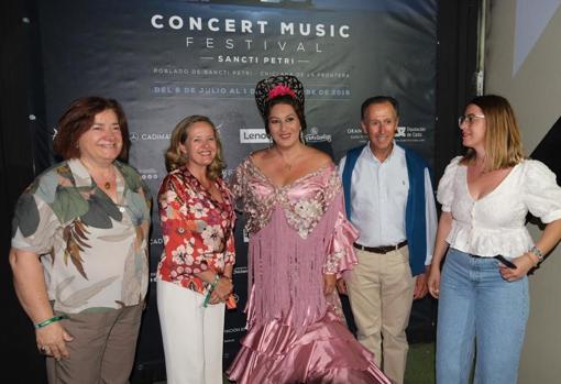 Estrella Morente, antes del concierto, con el alcalde y la ministra de Economía y Empresa, Nadia Calviño